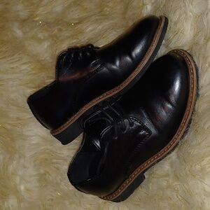 Black dress shoes